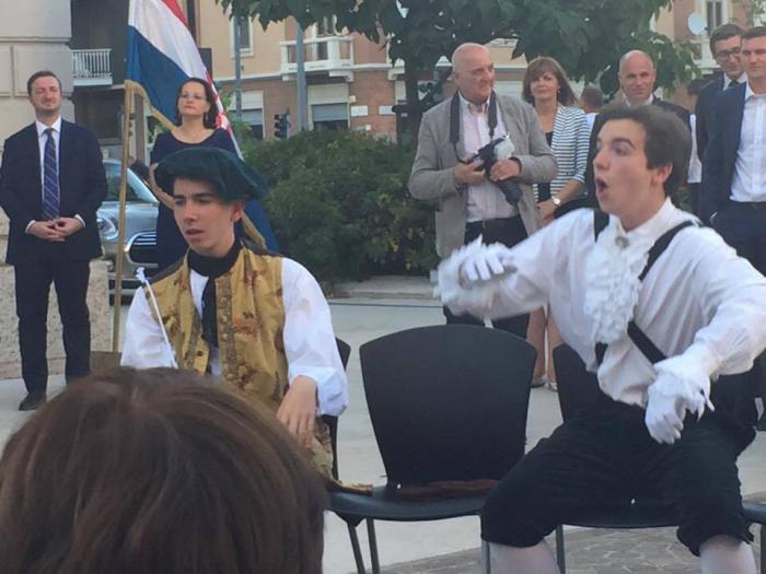 Generalna konzulica Republike Hrvatsku u Milanu mr.sc. Iva Pavić još jednom prilikom zahvaljuje Gimnaziji Dubrovnik i ravnateljici Katarini Tolji na obilježavanju 230-e obljetnice od smrti hrvatskog znanstvenika Ruđera Boškovića i 450-te obljetnice od smrti hrvatskoga komediografa Marina Držića u Milanu.