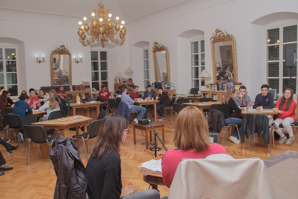 U okviru projekta ‘Kreativno znanje’ održan je tematski pub kviz ‘Ivo Vojnović – život i djelo za srednjoškolce u četvrtak u Čitaonici Narodne knjižnice Grad. 