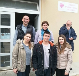 Maturanti Gimnazije Dubrovnik su u ponedjeljak 26. ožujka posjetili Caritas Dubrovačke biskupije, te uručili donaciju koju su prikupili tijekom humanitarne akcije.